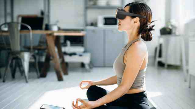 HTC annuncia Vive Flow, il visore VR per fare yoga (e non solo)